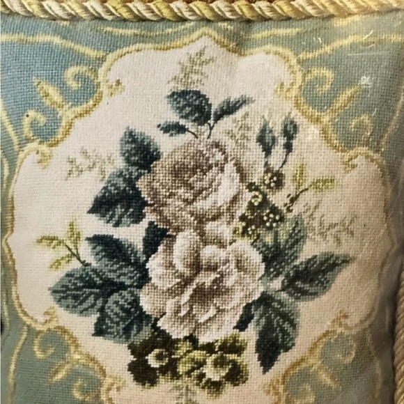 Bucilla WHITE ROSES Needlepoint Pillow Top Kit # 4892 NIP Persian Wool 14" X 14" - Picture 2 of 8